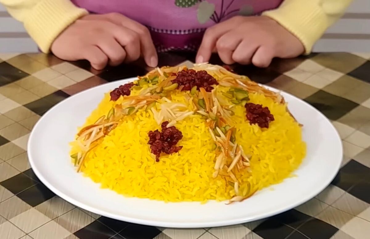 شکرپلوی شیرازی؛ عطرِ طلایی زعفران در شب یلدا