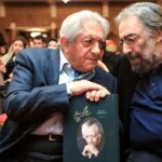 «عزت‌الله انتظامی» سوار بر دوش «علی نصیریان» در یک تئاتر؛ سال 1353