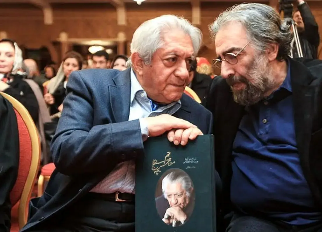 «عزت‌الله انتظامی» سوار بر دوش «علی نصیریان» در یک تئاتر؛ سال 1353