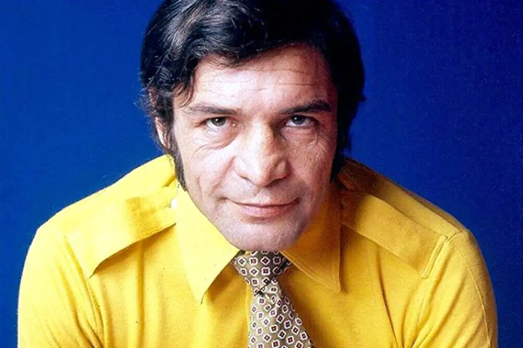 (عکس) بیک ایمانوردی در حال تمرین با هالتر در خانه، دهه ۴۰