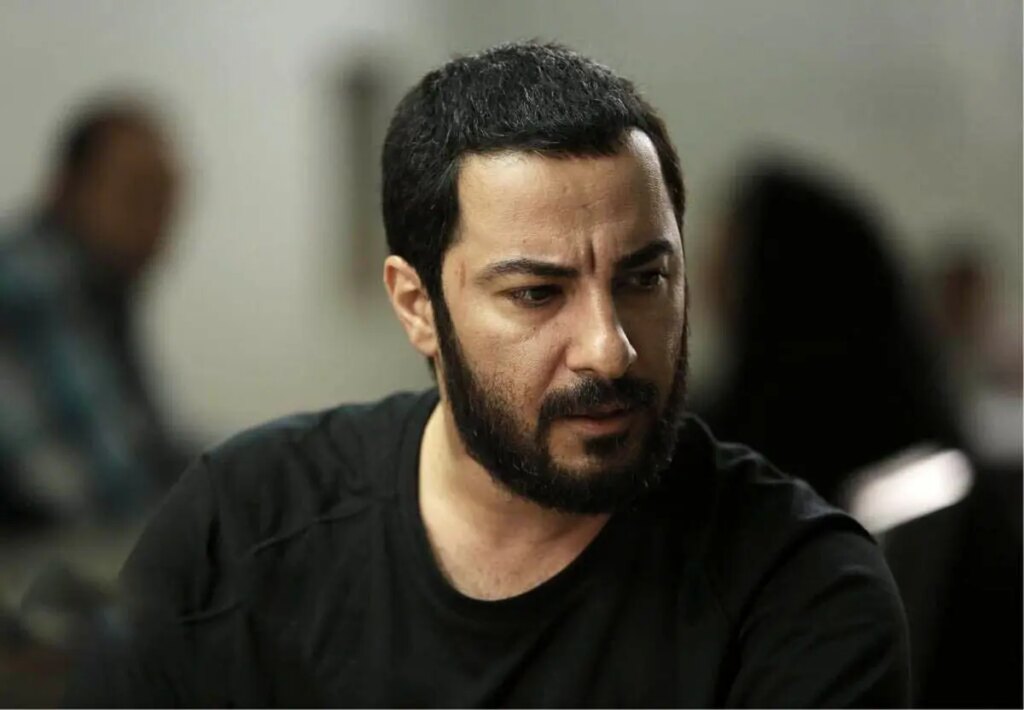 عکس سیگار به دست نوید محمدزاده در حیاط خانه‌اش