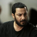 عکس سیگار به دست نوید محمدزاده در حیاط خانه‌اش