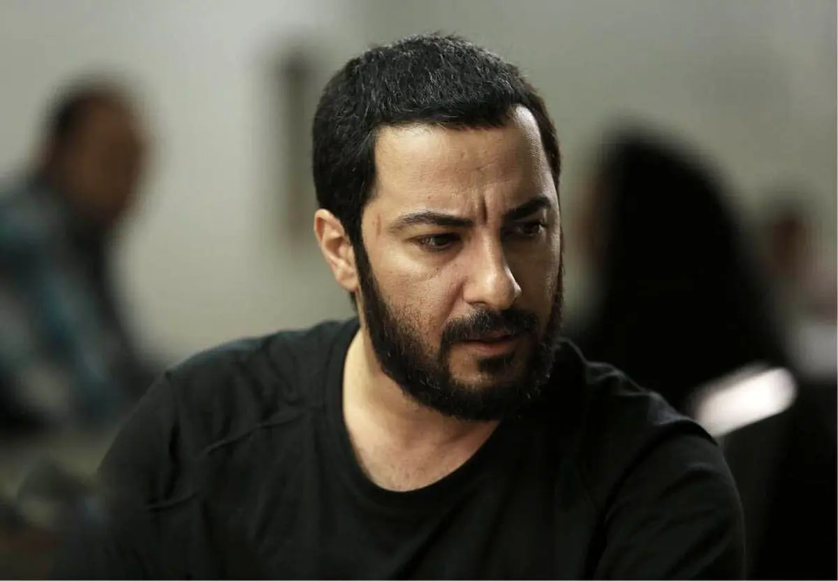 عکس سیگار به دست نوید محمدزاده در حیاط خانه‌اش