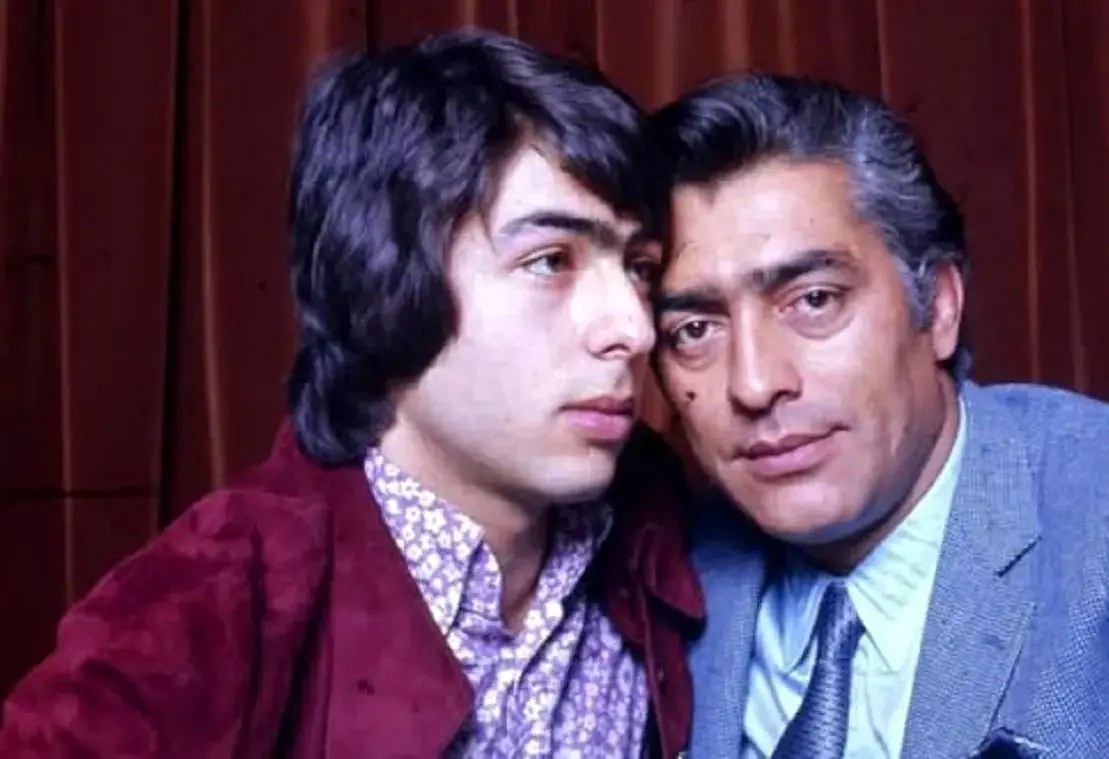 «فردین» به همراه پسرش «سعید» در یک کافه در تهران؛ دهه 50