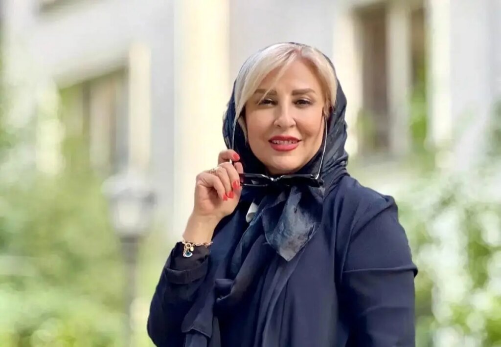 مرجانه گلچین با کت و شلوار آبی در یک مراسم عروسی
//استایل آسمانی مرجانه گلچین در یک مراسم عروسی