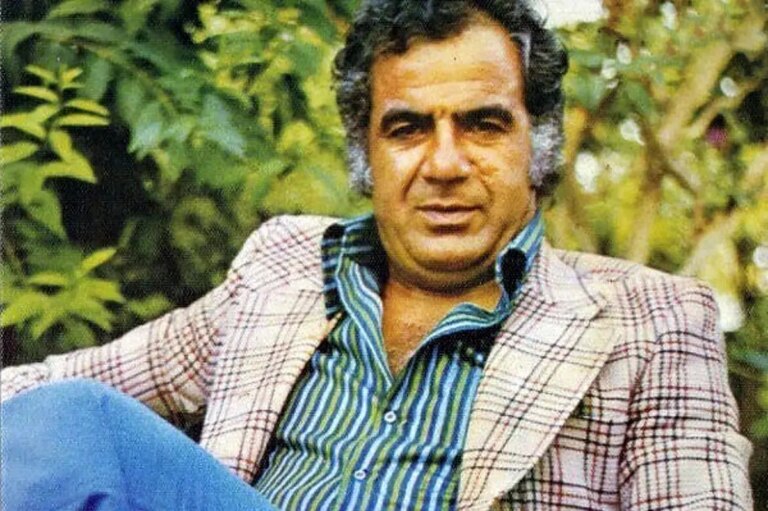 «ناصر ملک مطیعی» در حال دویدن در خیابان های تهران؛ سال 54