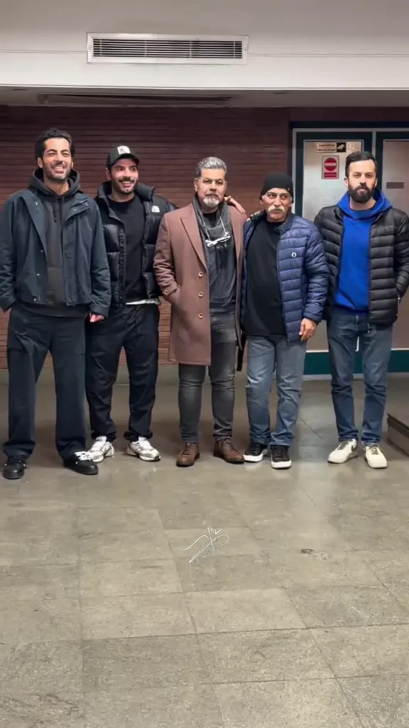 نوید پورفرج و اشوان با خانواده در پشت صحنه تئاتر کلیکسونر