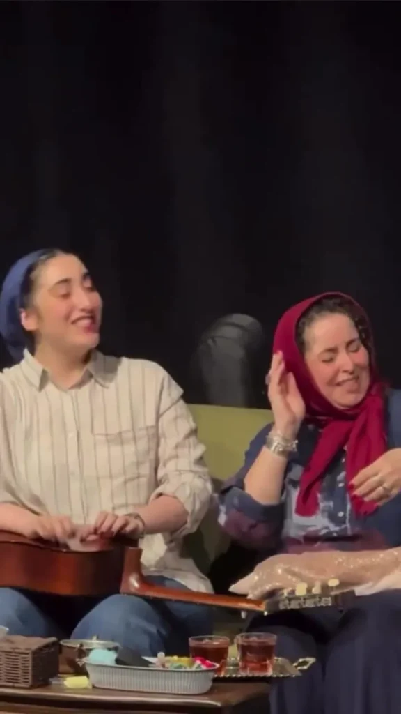 همخوانی ژاله صامتی و دخترش در تئاتر ماهی رها