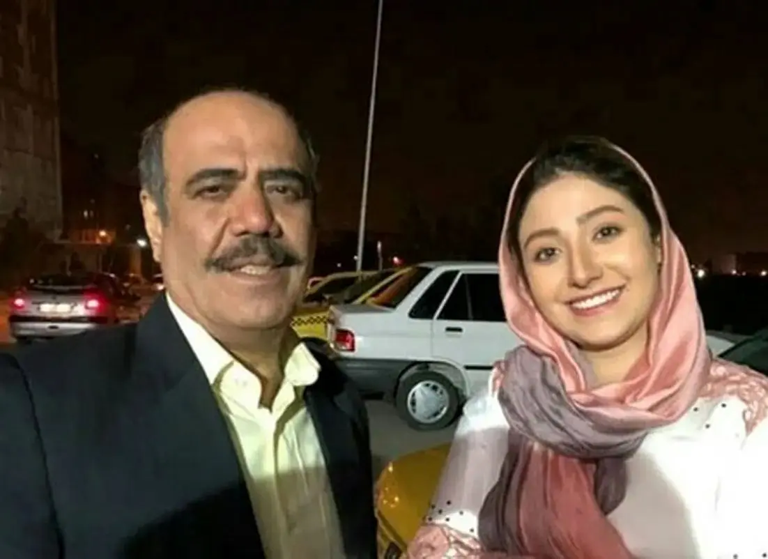 چهرۀ «تیمور، پدر بیژن» (سریال آنام) در 28 سالگی در کنار «عنایت بخشی»