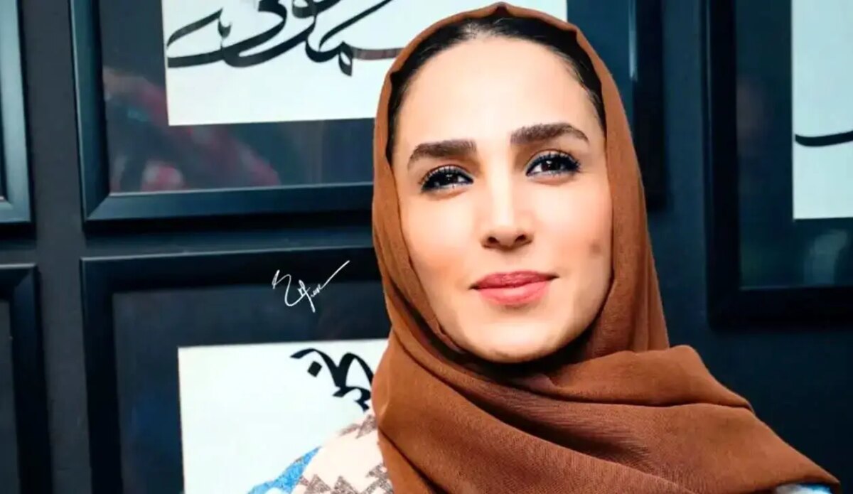 ژست هنری «سوگل طهماسبی» در مراسم رونمایی از یک کتاب