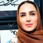 ژست هنری «سوگل طهماسبی» در مراسم رونمایی از یک کتاب