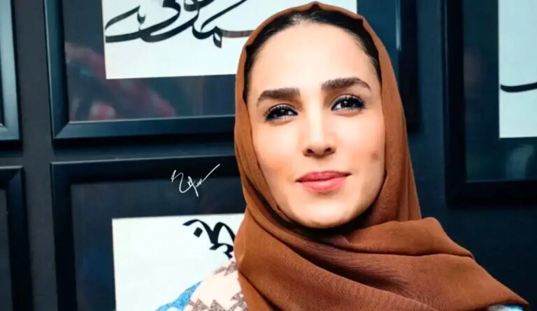 ژست هنری «سوگل طهماسبی» در مراسم رونمایی از یک کتاب