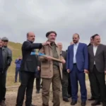 کلنگ‌زنی حمید جبلی در مراسم احداث سالن تئاتر