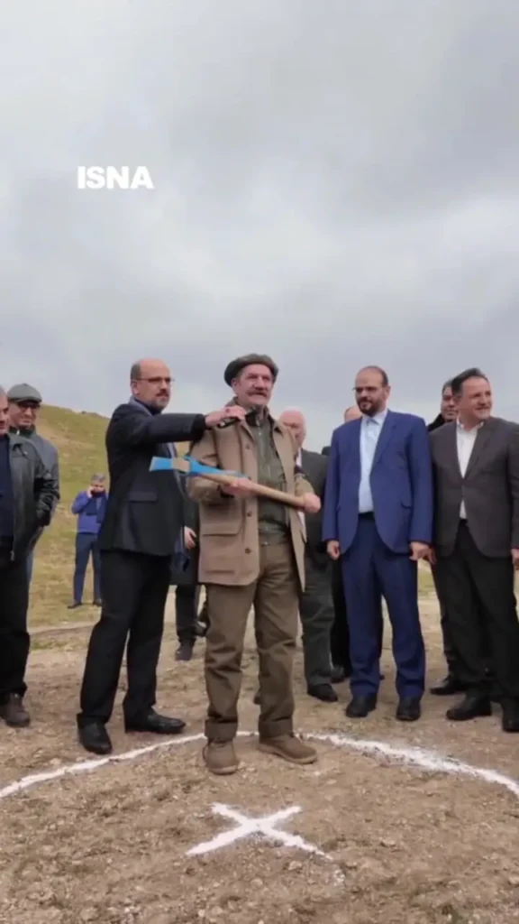 کلنگ‌زنی حمید جبلی در مراسم احداث سالن تئاتر