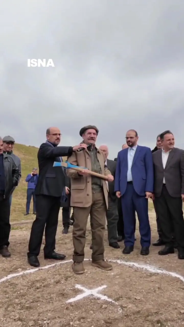 کلنگ‌زنی حمید جبلی در مراسم احداث سالن تئاتر