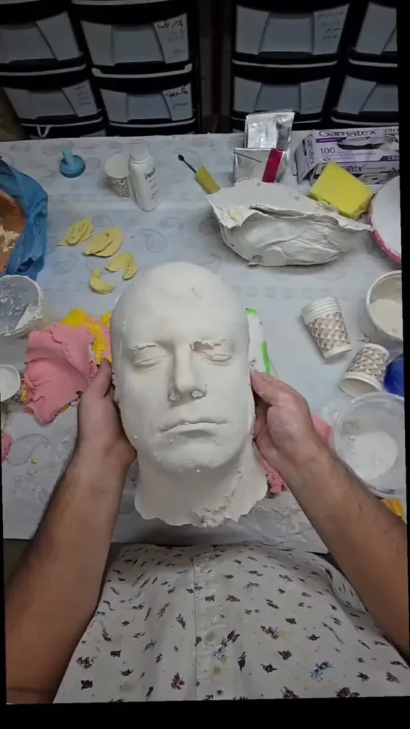 گریم سنگین چهره خوک به روی صورت روزبه حصاری