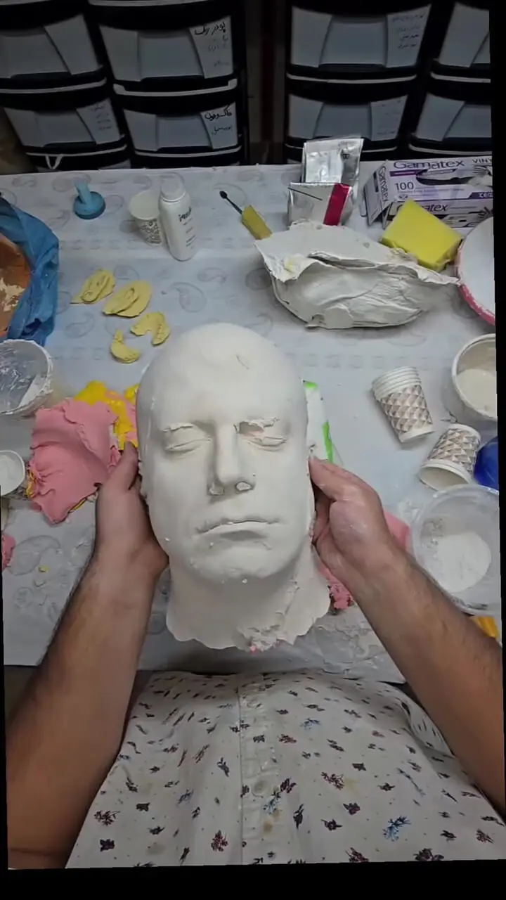 گریم سنگین چهره خوک به روی صورت روزبه حصاری