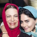 «گوهر خیراندیش» در کنار «گوگوش» در حال تماشای یک تئاتر