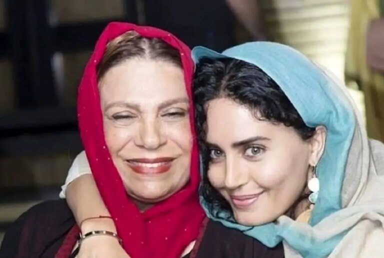 «گوهر خیراندیش» در کنار «گوگوش» در حال تماشای یک تئاتر