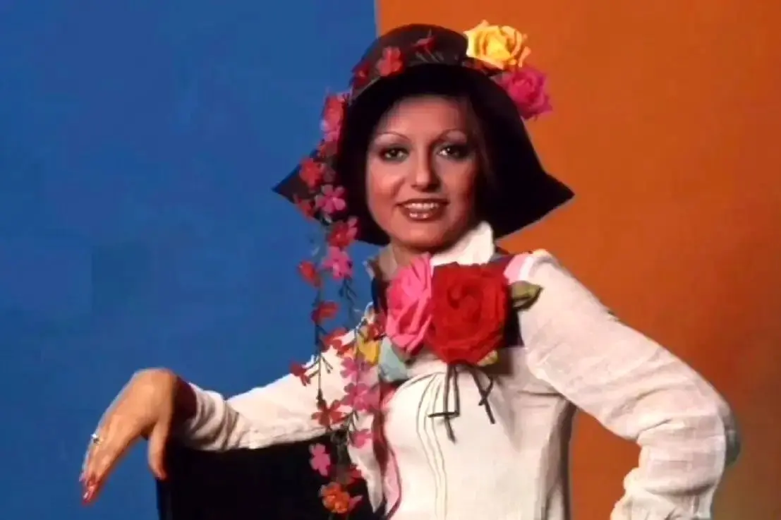 «گوگوش» 12 ساله در کنار برادر کوچکترش؛ دهۀ 40