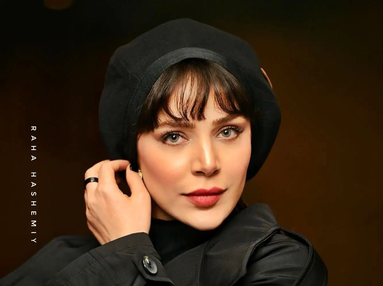 استایل شیک زهرا فراهانی با ترنچ‌کت در اکران فیلم شاه‌نقش