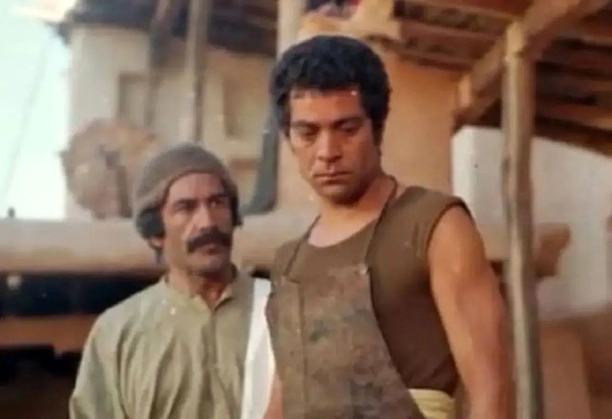 «بهروز وثوقی» با عبا و عرقچین در تئاتر مدرسه؛ دهه ۳۰