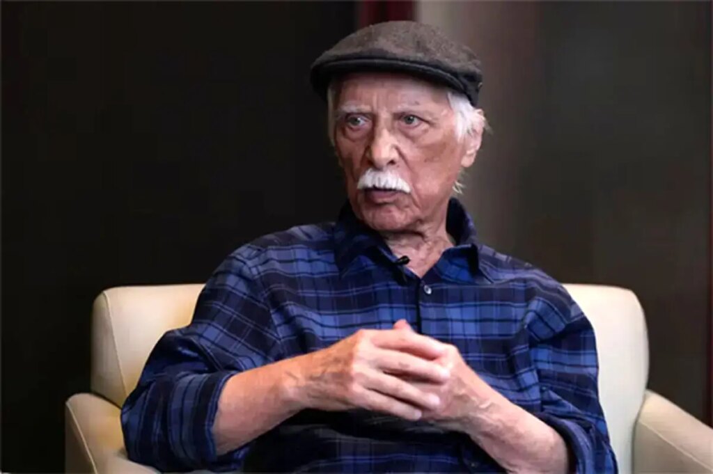 تصاویری تازه از خاکسپاری بهرام بیضایی