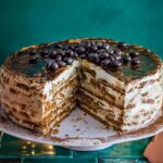 طرز تهیه کیک یخچالی موز و گردو در چند دقیقه