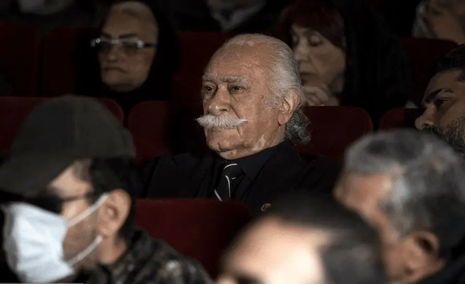 عکس؛ سخنرانی مازیار لرستان در مراسم یادبود رضا رویگری