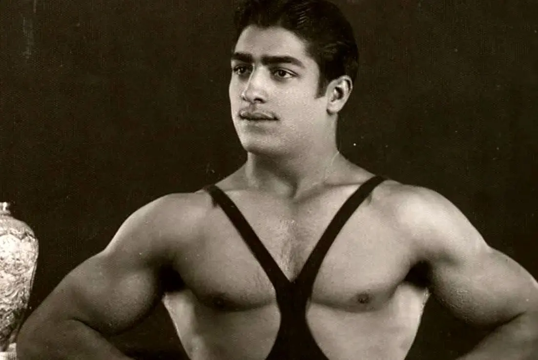 «فردین» و «فرامرز قریبیان» در حال درست کردن چای آتشی در جنگل