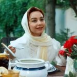 ماهایا پطروسیان 14 ساله در کنار پدر و مادرش در مشهد؛ دهۀ 60