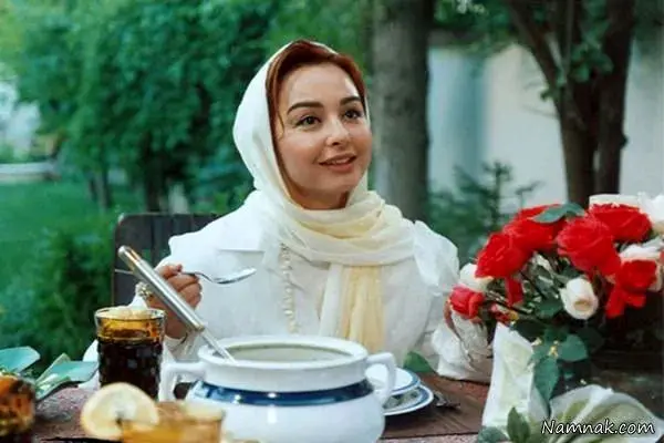 ماهایا پطروسیان 14 ساله در کنار پدر و مادرش در مشهد؛ دهۀ 60