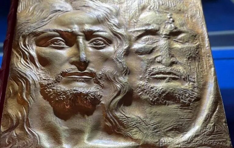 معرفی یکی از بحث‌برانگیزترین آثار مذهبی جهان در کاخ نیاوران