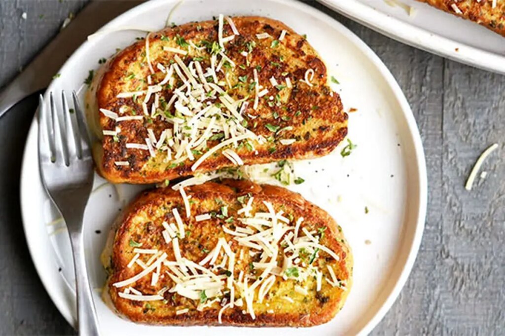 تست فرانسوی خوشمزه با عطر سیر و پنیر پارمسان