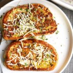 تست فرانسوی خوشمزه با عطر سیر و پنیر پارمسان