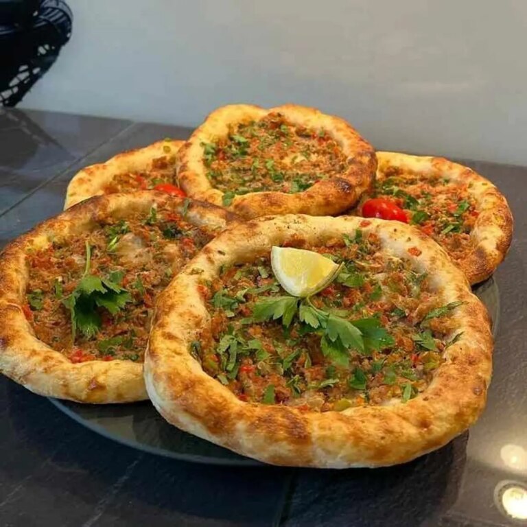 طرز تهیه پیتزا ترکی خوشمزه و پر ملات