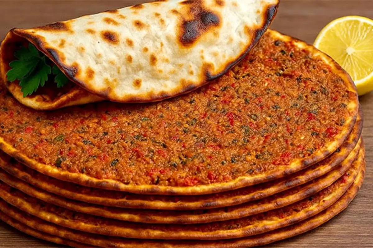 لاه‌ماجون خوش‌عطر و ترد؛ پیتزای گوشتی محبوب ترکیه