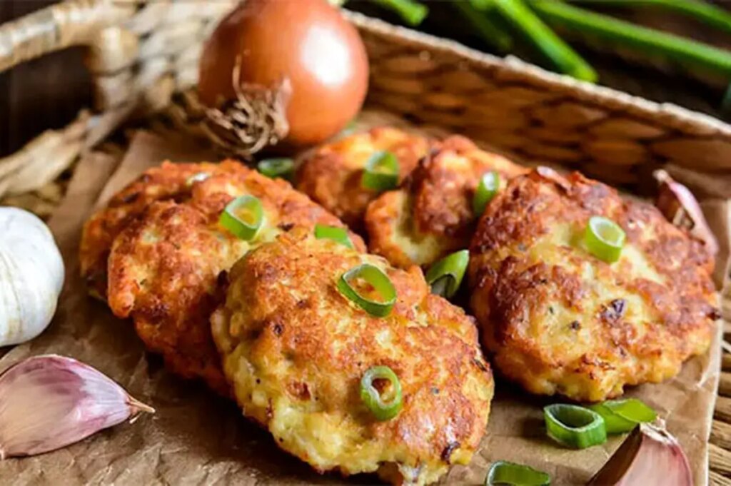 کوکوی مرغ و پیازچه؛ افطاری خوشمزه و بدون دردسر