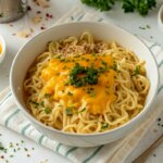 یک غذای سریع و خوشمزه با نودل و پنیر چدار