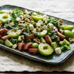 سالاد بهاری گوجه‌سبز و ریواس؛ ترکیبی ترش و خوشمزه