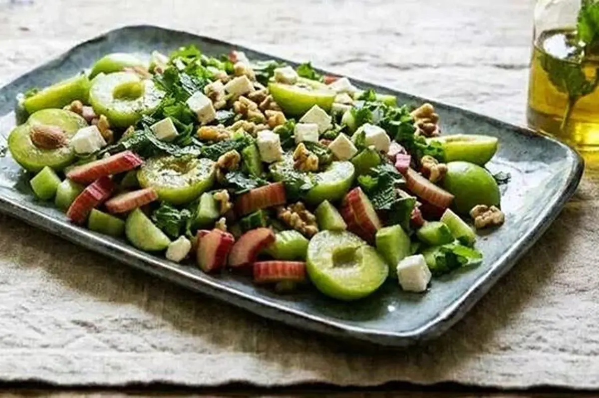 سالاد بهاری گوجه‌سبز و ریواس؛ ترکیبی ترش و خوشمزه
