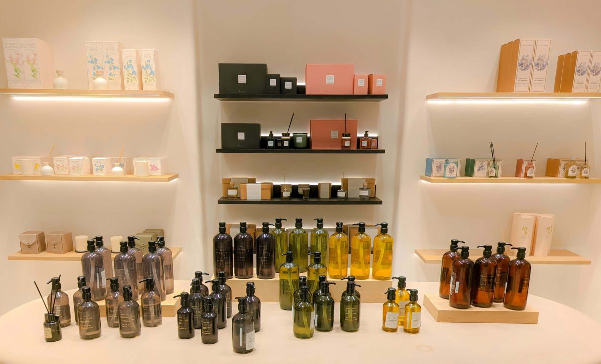 خرید عطر در مشهد؛ راهنمای کامل برای انتخاب اسانس اصل